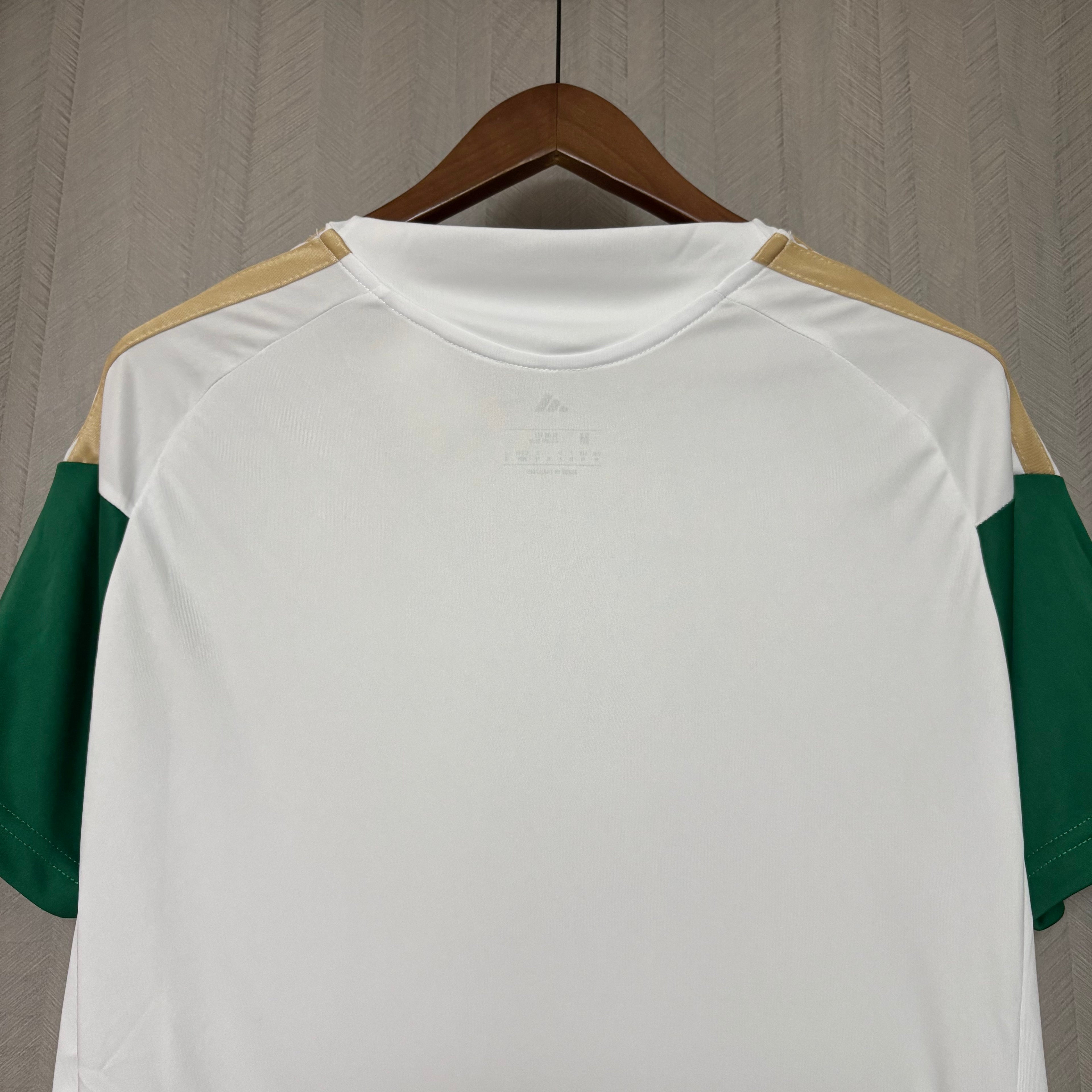 2026 Italien Sonderedition mit weißem Fächer