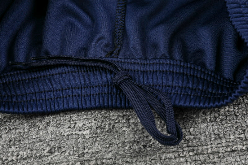 Traje de entrenamiento naranja y azul del Real Madrid 2025-26
