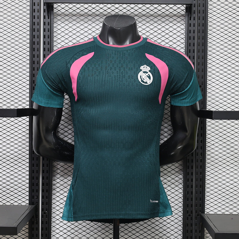 Versión jugador especial verde-rosa 2026-27 del Real Madrid