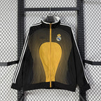 Cortavientos amarillo y negro del Real Madrid 2026