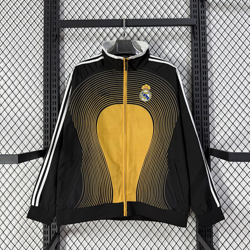 Cortavientos amarillo y negro del Real Madrid 2026