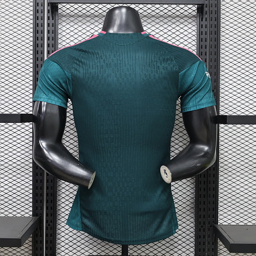 Versión jugador especial verde-rosa 2026-27 del Real Madrid