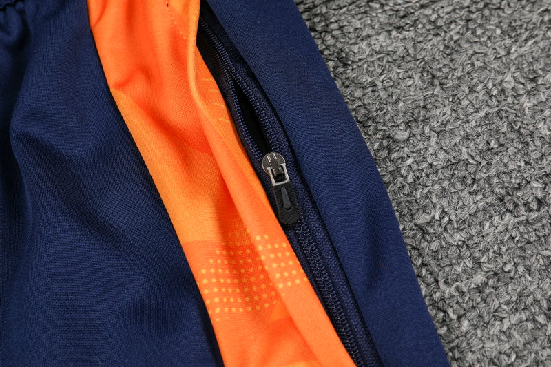 Traje de entrenamiento naranja y azul del Real Madrid 2025-26