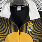 Cortavientos amarillo y negro del Real Madrid 2026