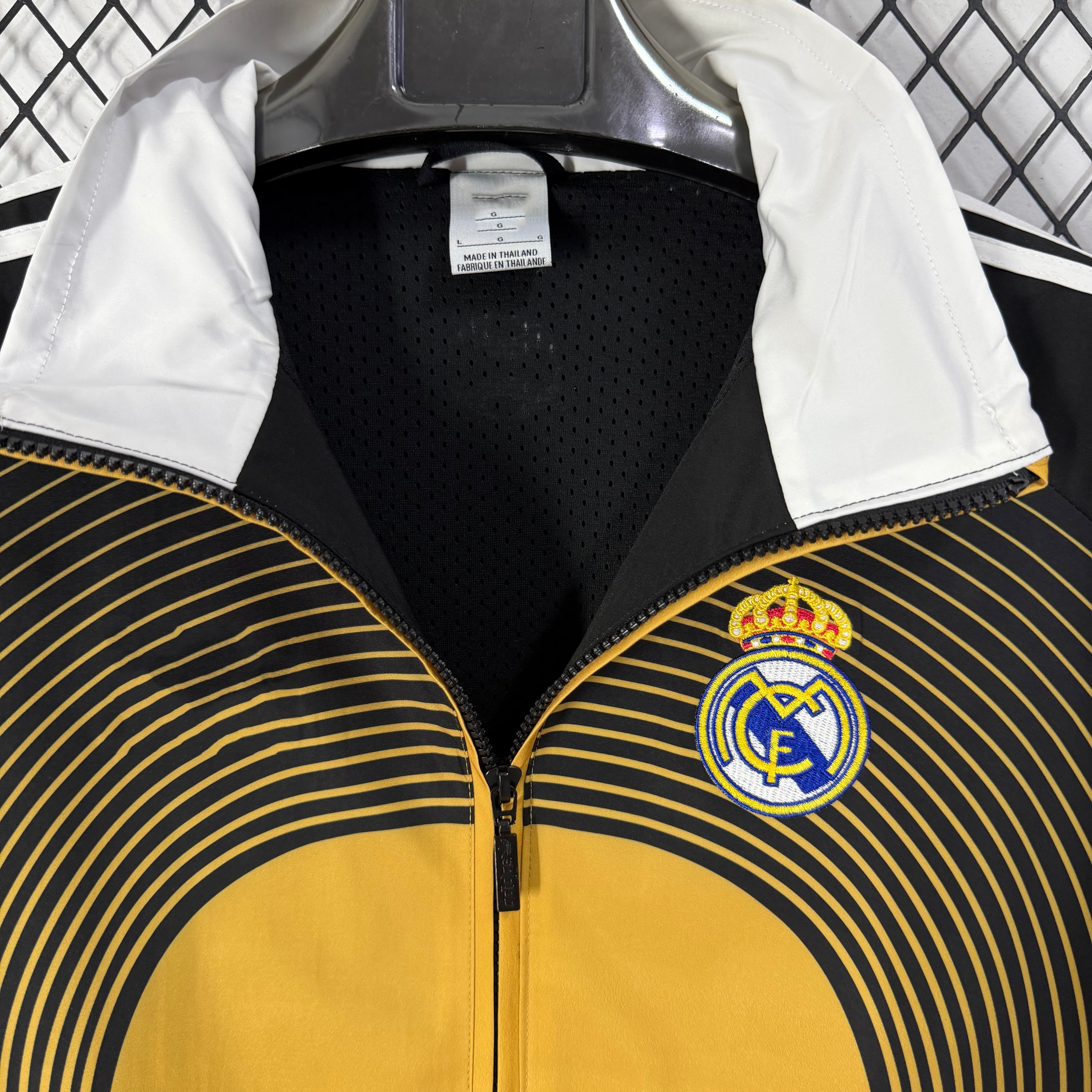 Cortavientos amarillo y negro del Real Madrid 2026