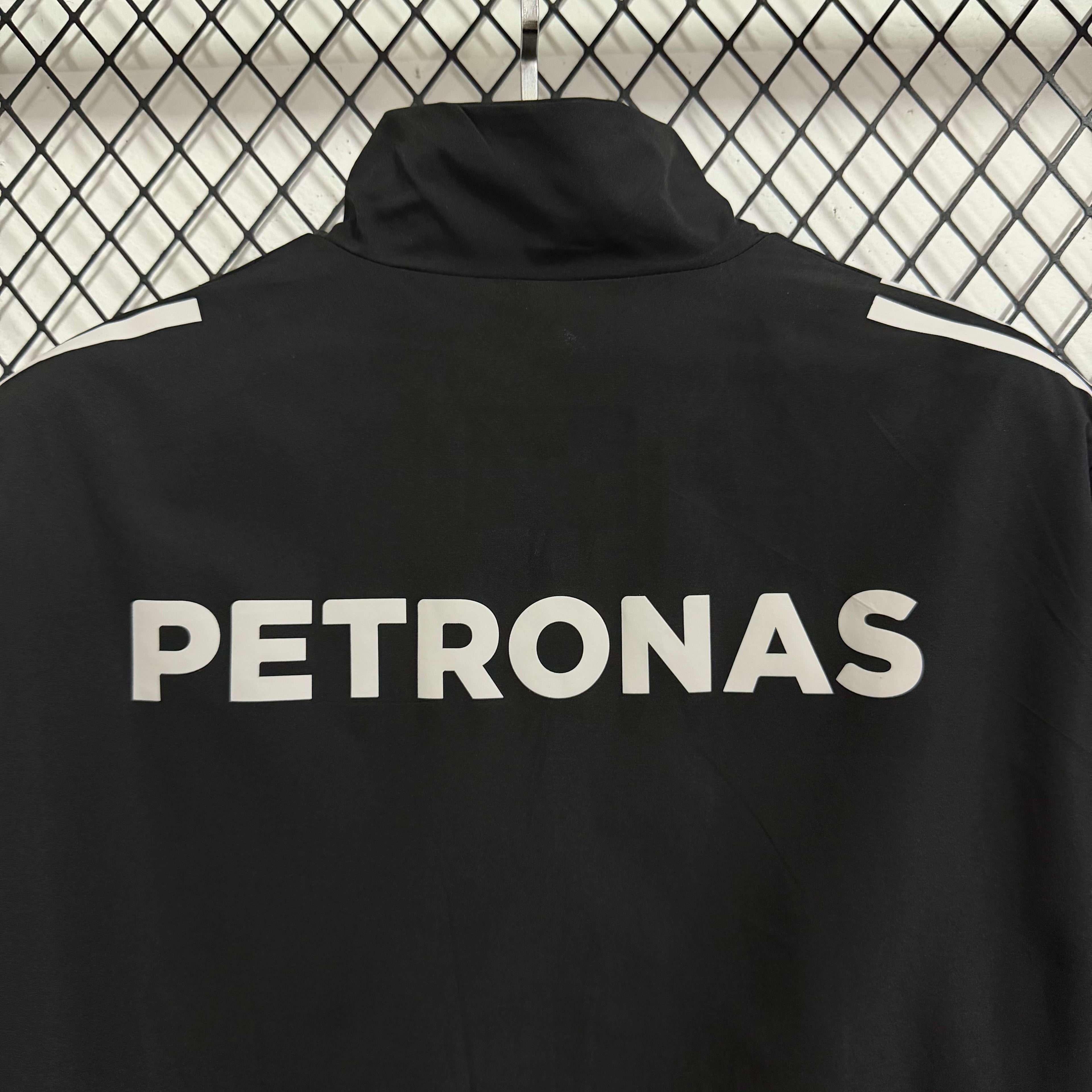 Traje de carreras cortavientos Mercedes Team Black 2026