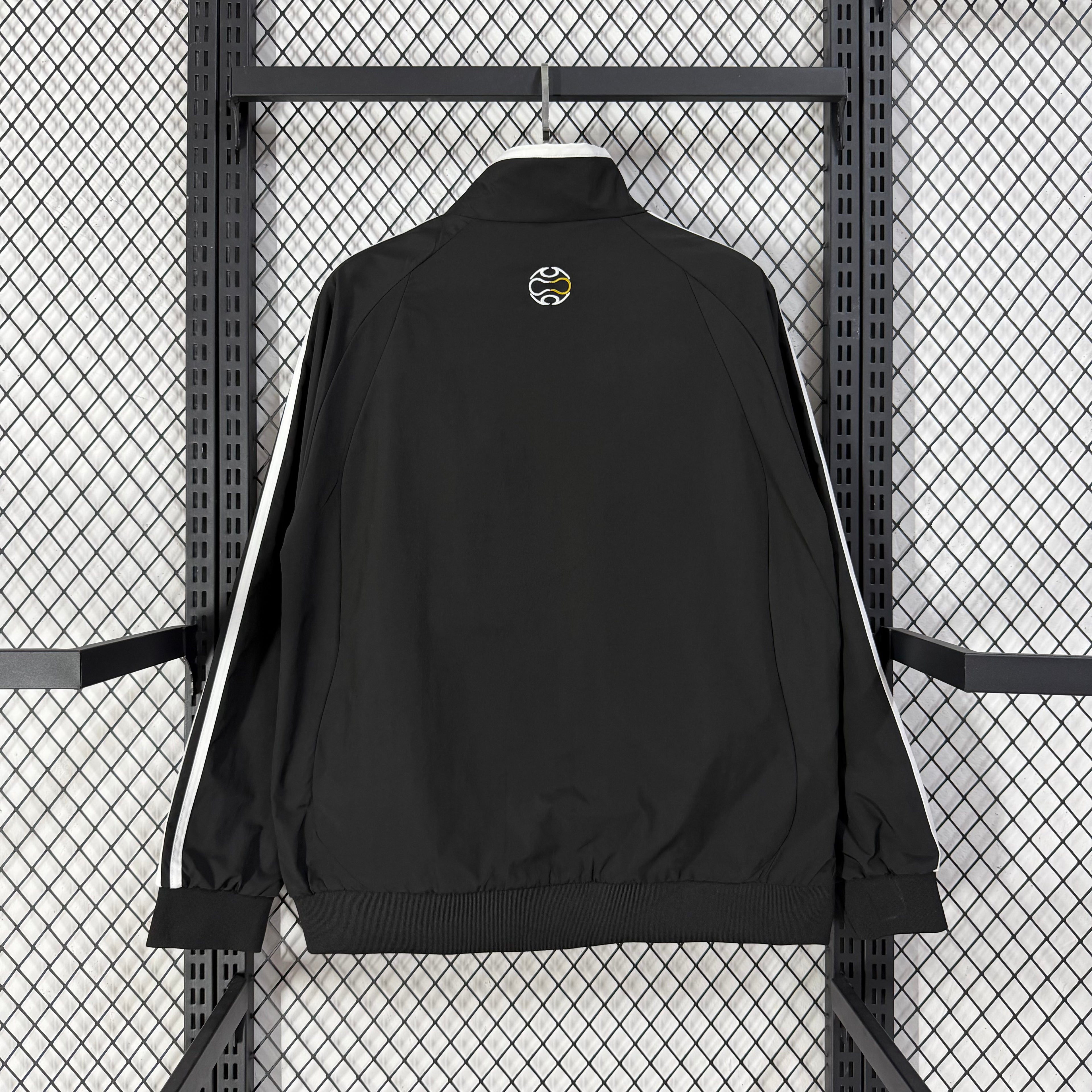 Cortavientos amarillo y negro del Real Madrid 2026