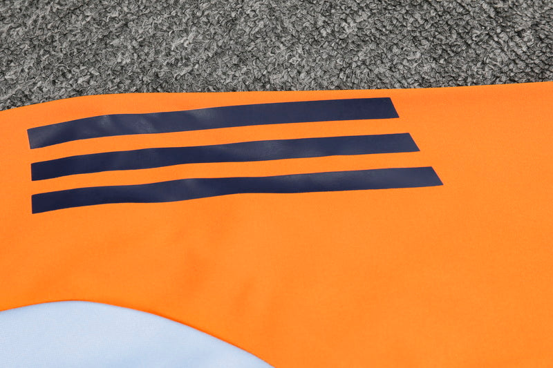 Traje de entrenamiento naranja y azul del Real Madrid 2025-26