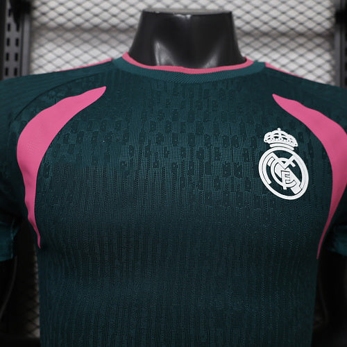 Versión jugador especial verde-rosa 2026-27 del Real Madrid