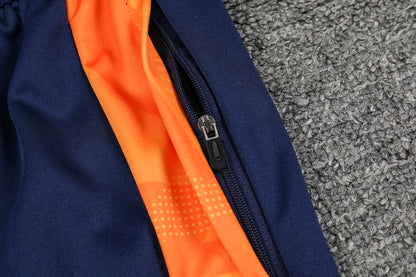 Traje de entrenamiento naranja y azul del Real Madrid 2025-26
