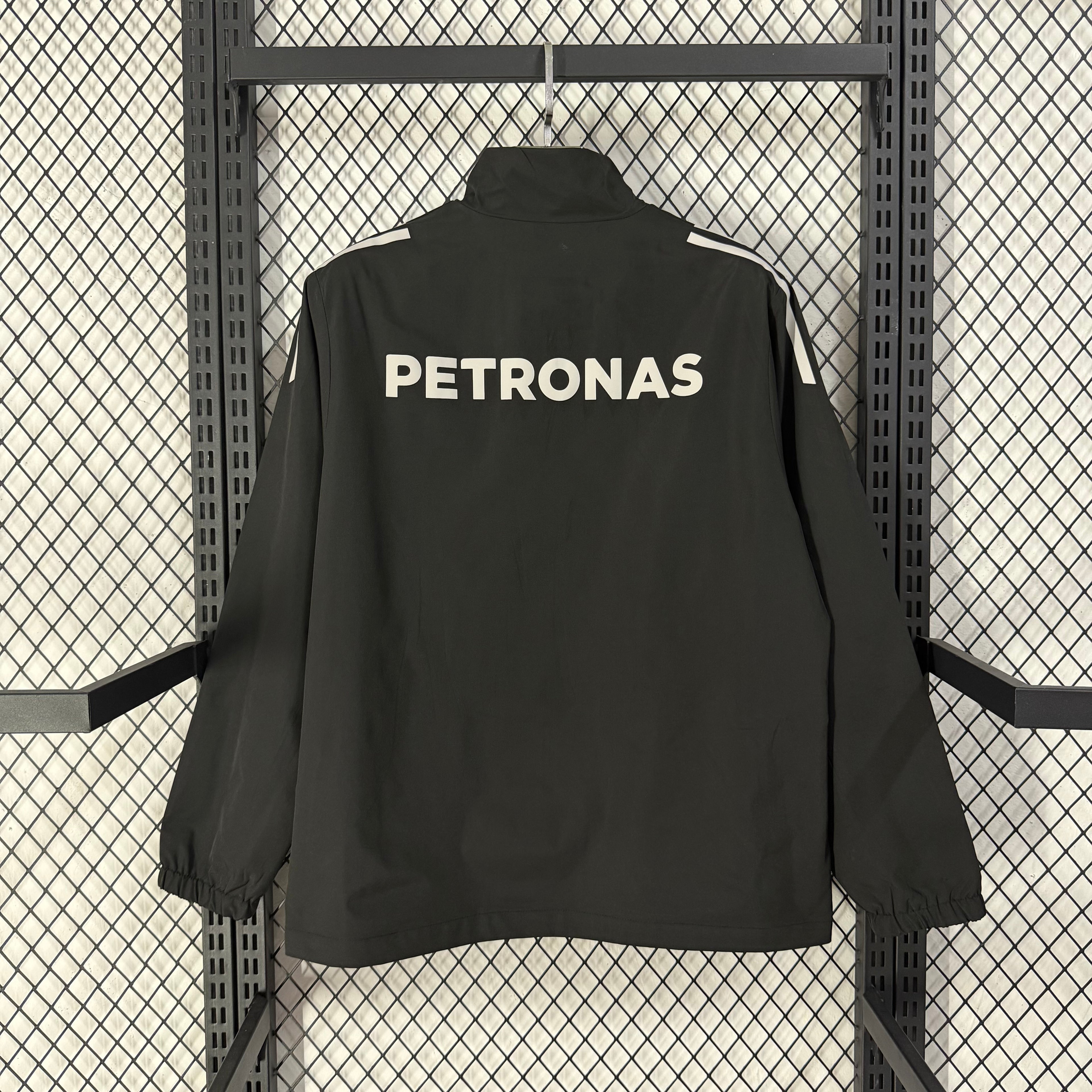 Traje de carreras cortavientos Mercedes Team Black 2026