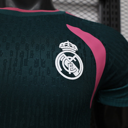 Versión jugador especial verde-rosa 2026-27 del Real Madrid