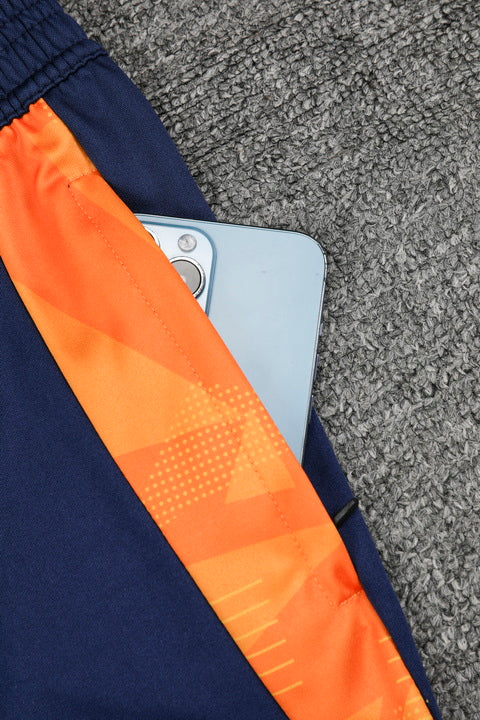 Traje de entrenamiento naranja y azul del Real Madrid 2025-26
