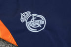 Traje de entrenamiento naranja y azul del Real Madrid 2025-26