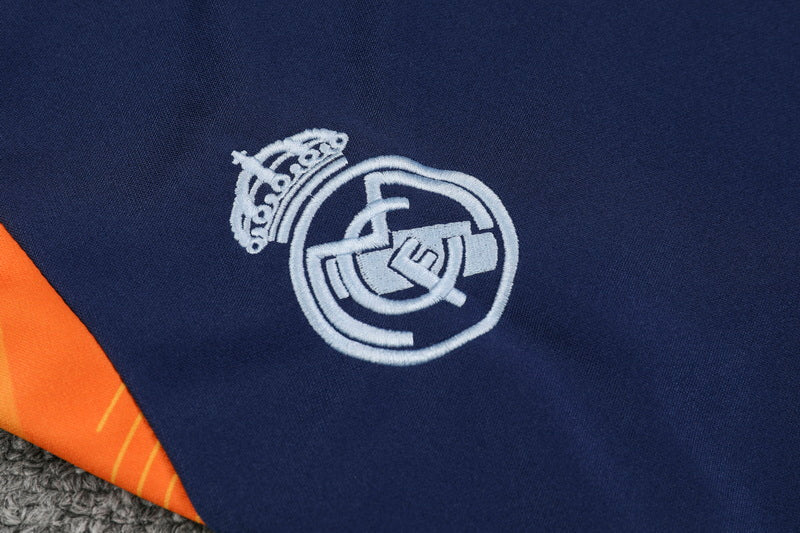 Traje de entrenamiento naranja y azul del Real Madrid 2025-26
