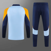 Traje de entrenamiento naranja y azul del Real Madrid 2025-26