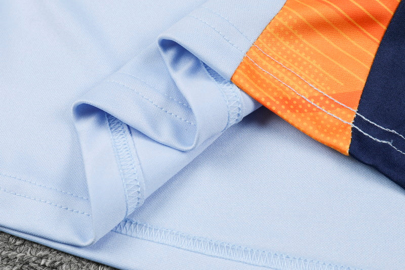 Traje de entrenamiento naranja y azul del Real Madrid 2025-26