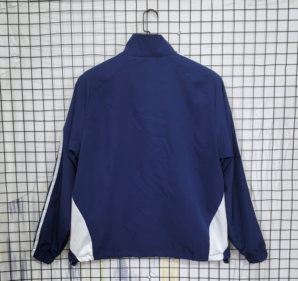 Cortavientos azul claro del Real Madrid 2026-27