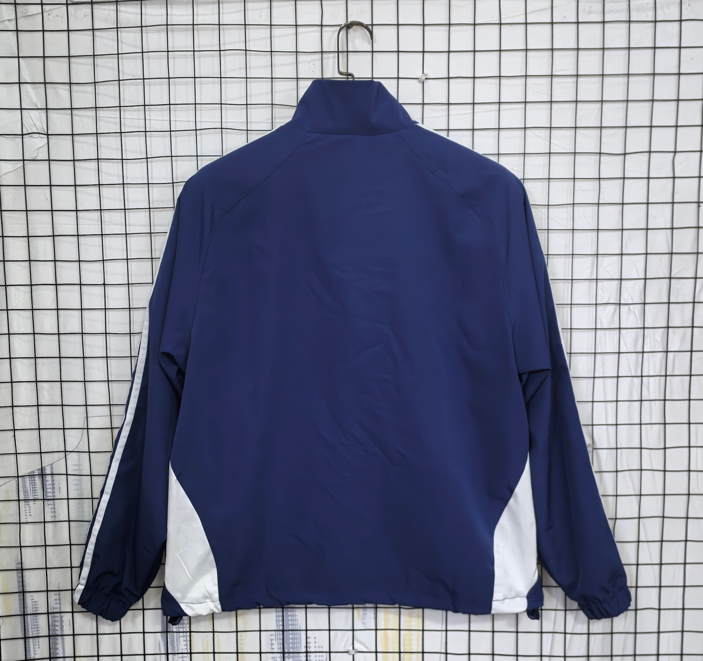 Cortavientos azul claro del Real Madrid 2026-27