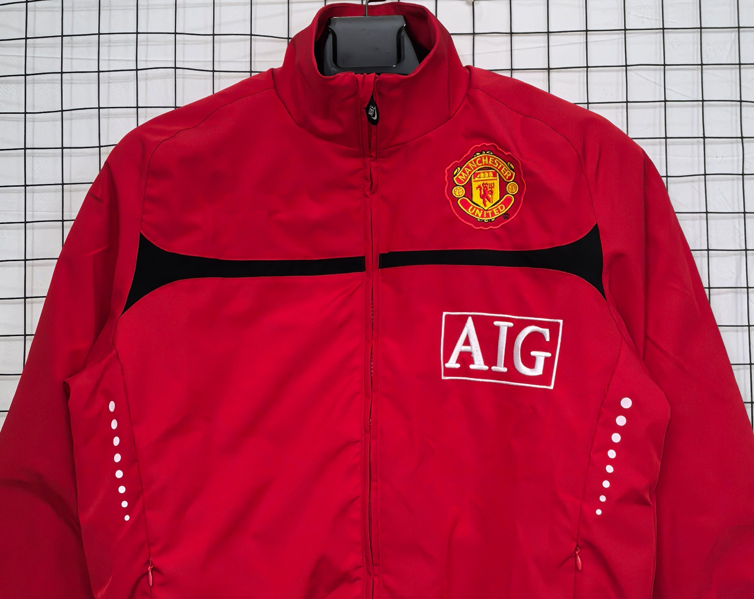 Chubasquero rojo del Manchester United 2026-27