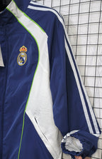 Cortavientos azul claro del Real Madrid 2026-27