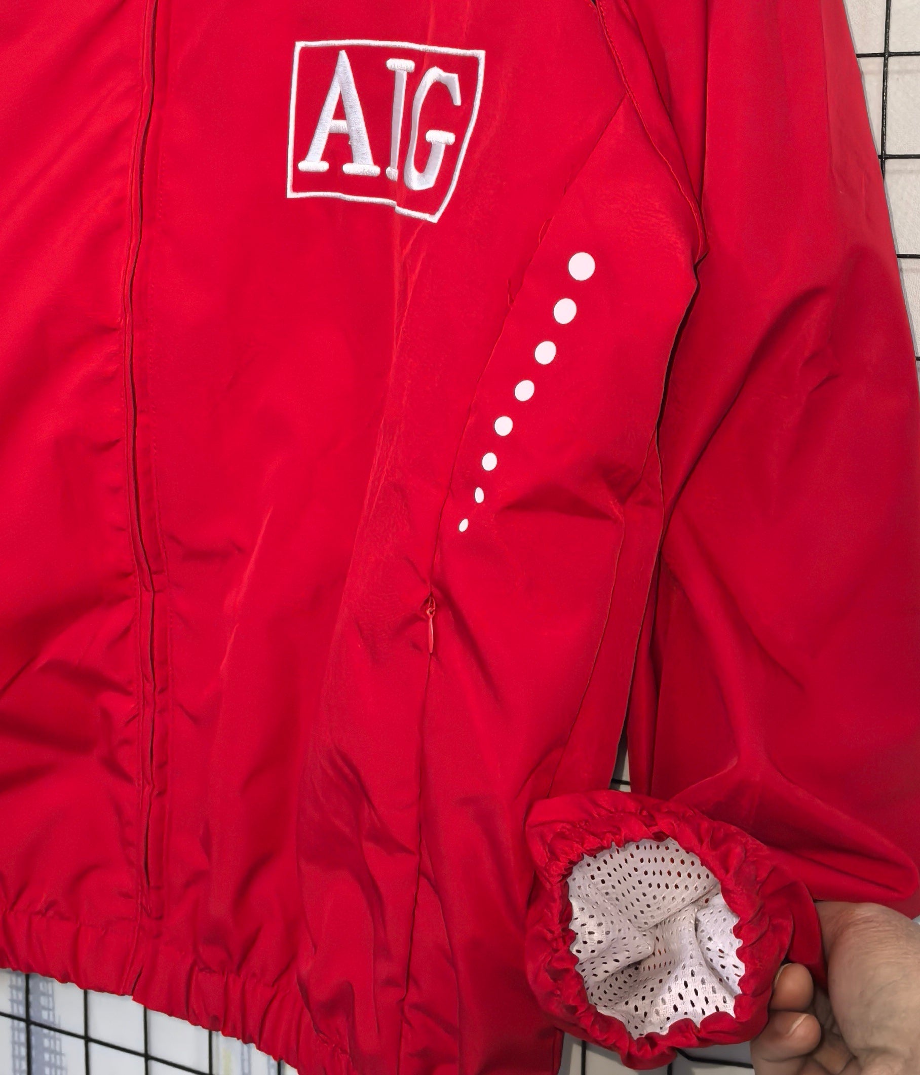 Chubasquero rojo del Manchester United 2026-27