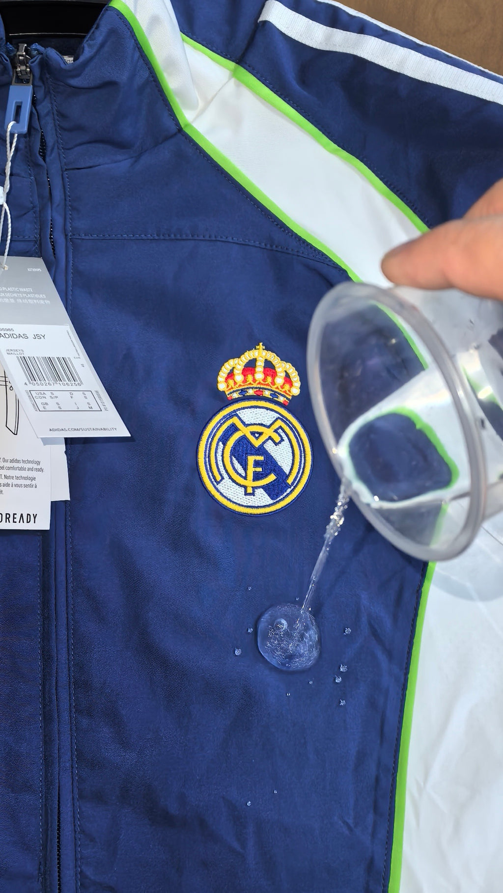 Cortavientos azul claro del Real Madrid 2026-27