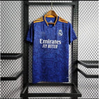 Real Madrid Auswärtstrikot 2021/22 (blau) und UCL-13-Aufnäher