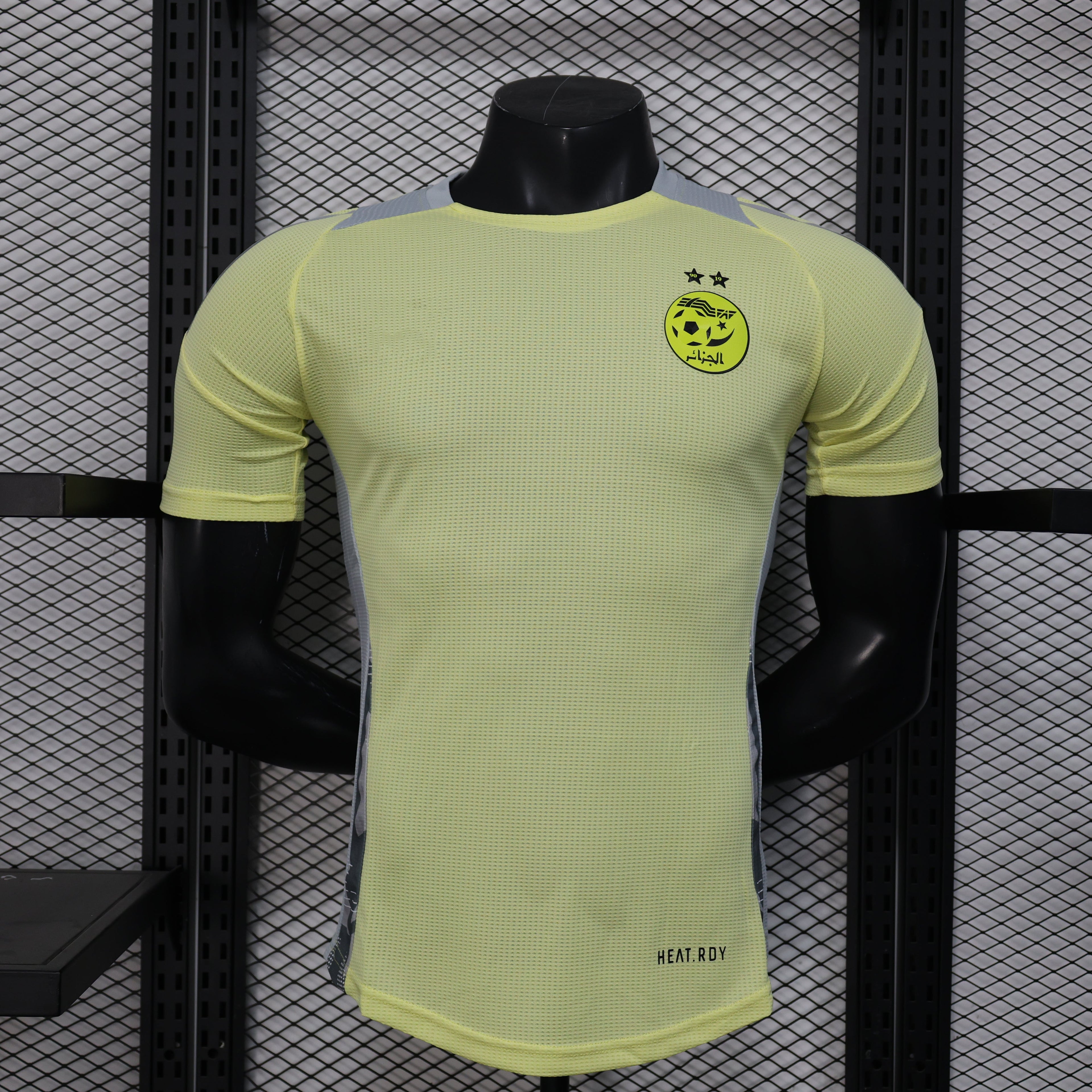 Versión especial amarilla para jugador de Argelia 2025-26