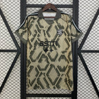 Versión para aficionados del Bayern Múnich 2025-26 con estampado de serpiente especial