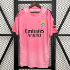Versión especial rosa para aficionados del Benfica 2025-26