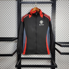 Chaqueta cortavientos negra, azul y roja del Manchester United 2025-26