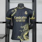Versión especial del jugador Dragón Dorado del Real Madrid 2025-26