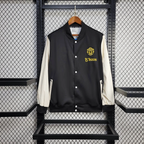 Chaqueta cortavientos negra y blanca del Manchester United 2025-26
