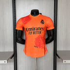 Versión de jugador naranja rosa del Real Madrid Y3 2024-25