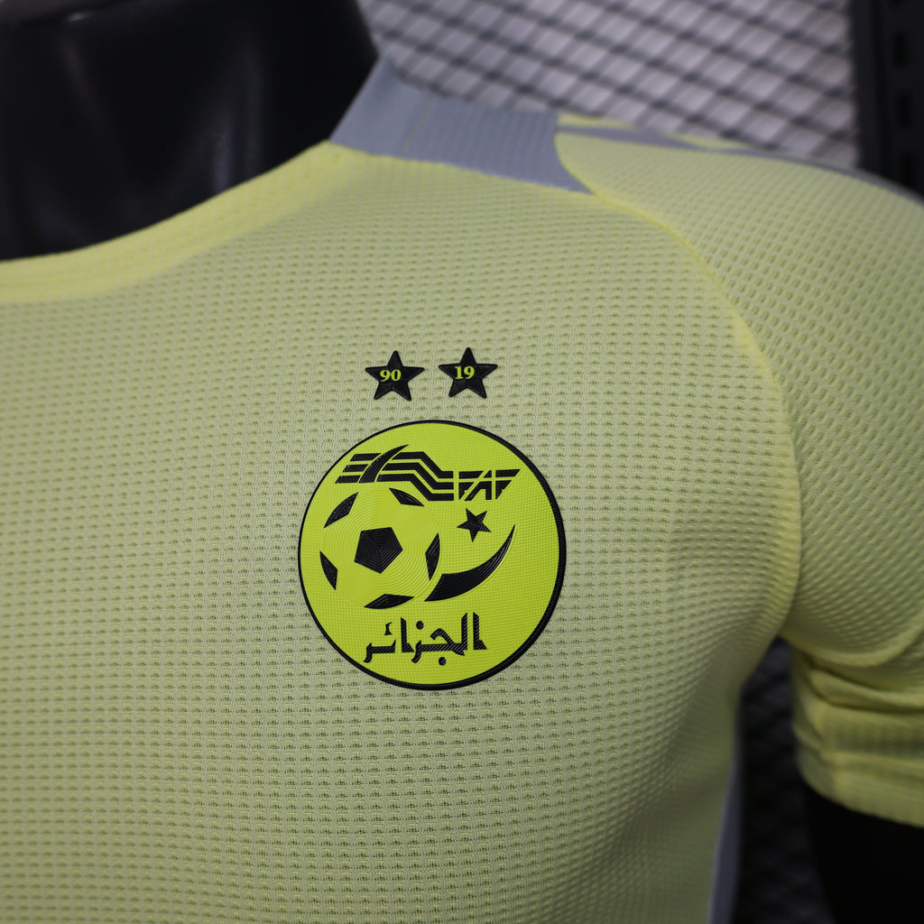 Versión especial amarilla para jugador de Argelia 2025-26