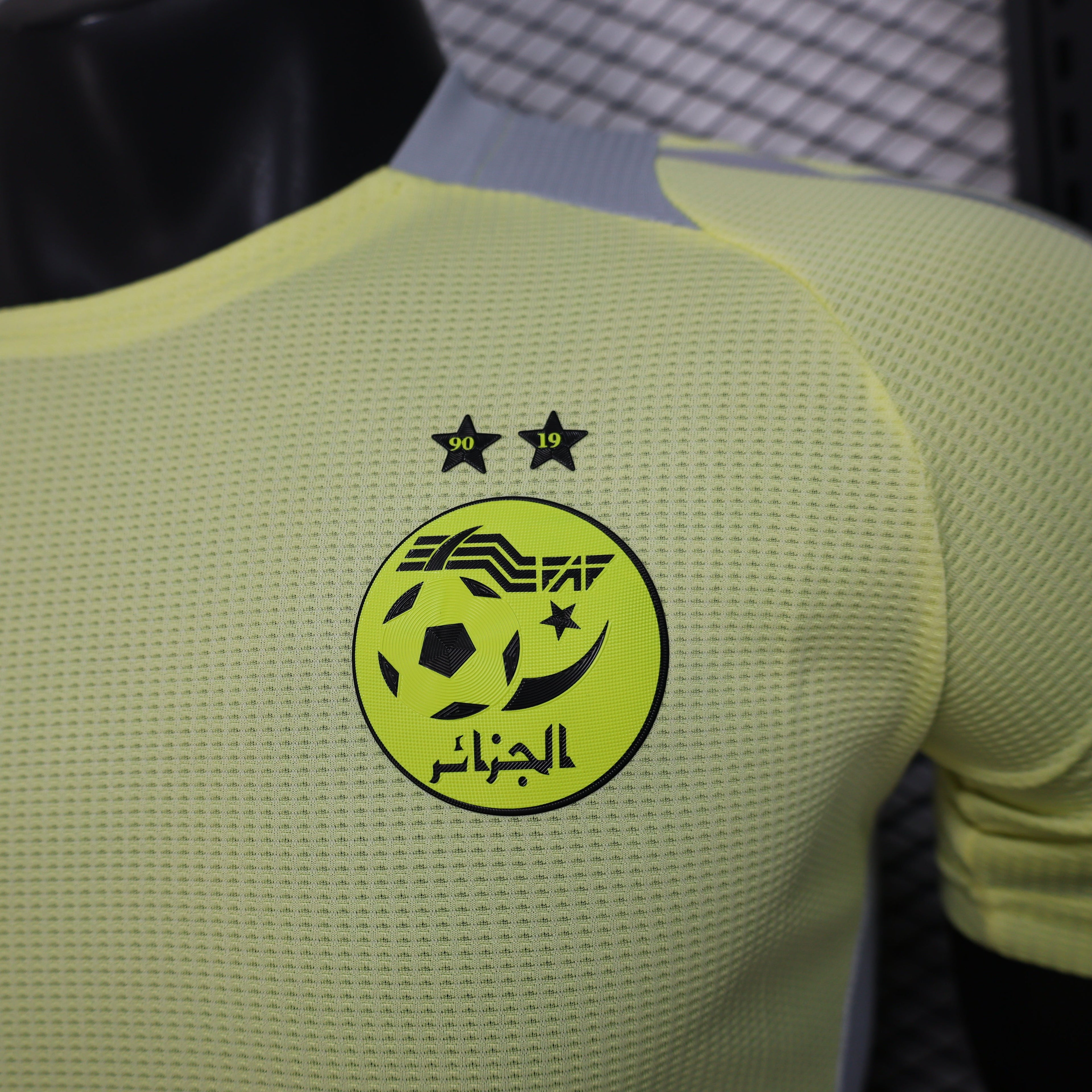 Versión especial amarilla para jugador de Argelia 2025-26