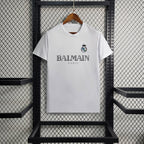Edición especial del Real Madrid 2023-24 Balmain versión para aficionados en blanco
