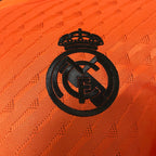Versión de jugador naranja rosa del Real Madrid Y3 2024-25