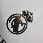 Edición especial del Real Madrid 2023-24 Balmain versión para aficionados en blanco