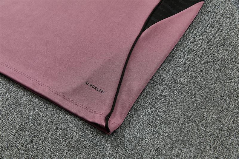 Conjunto de entrenamiento morado del Real Madrid 2025-26