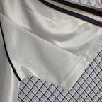Material de malla retro de local del Real Madrid 1998-00
