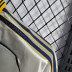 Material de malla retro de local del Real Madrid 1998-00