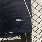 Versión para aficionados del Real Madrid visitante 2025-26