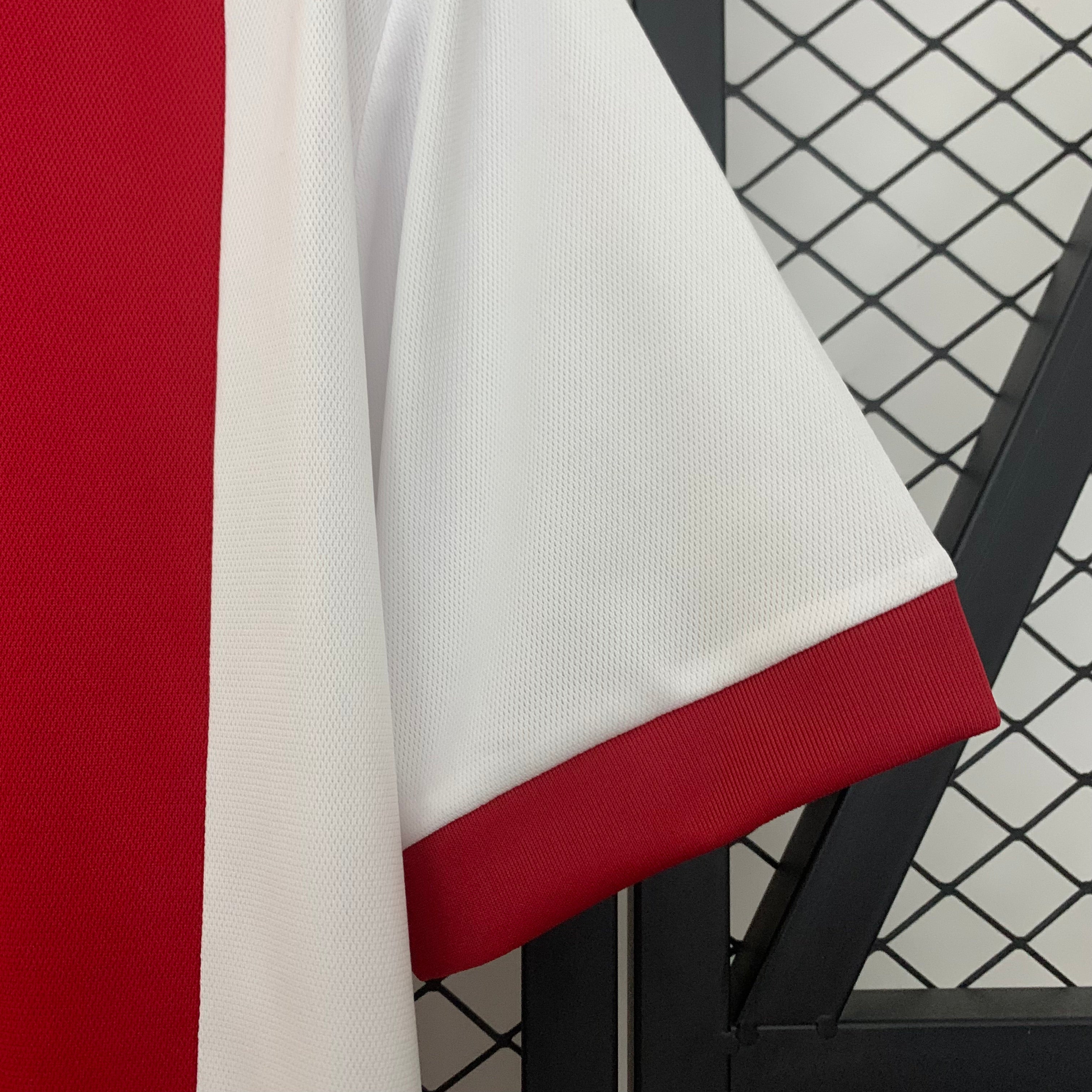 Versión conmemorativa para aficionados del Ajax 2025-26