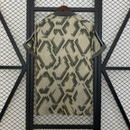 Versión para aficionados del Bayern Múnich 2025-26 con estampado de serpiente especial