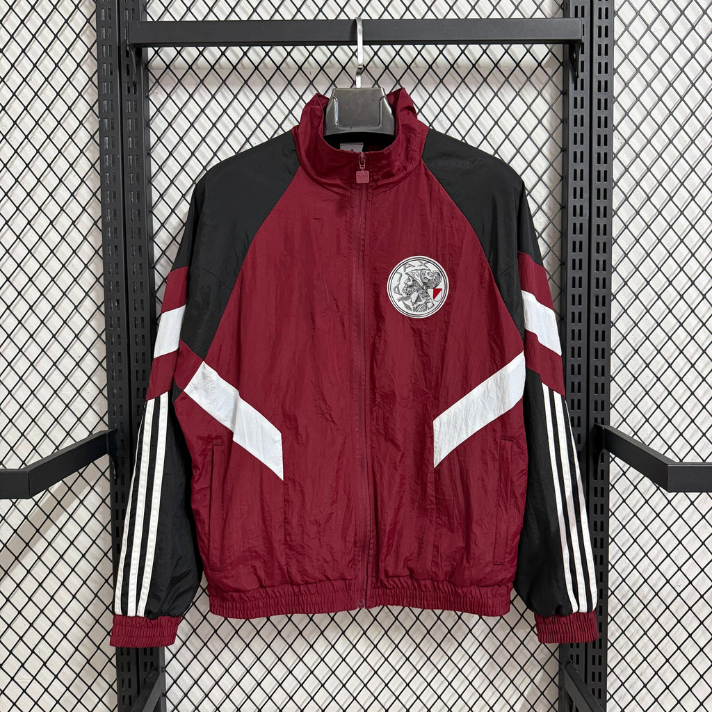 Cortavientos rojo del Ajax 2026-27