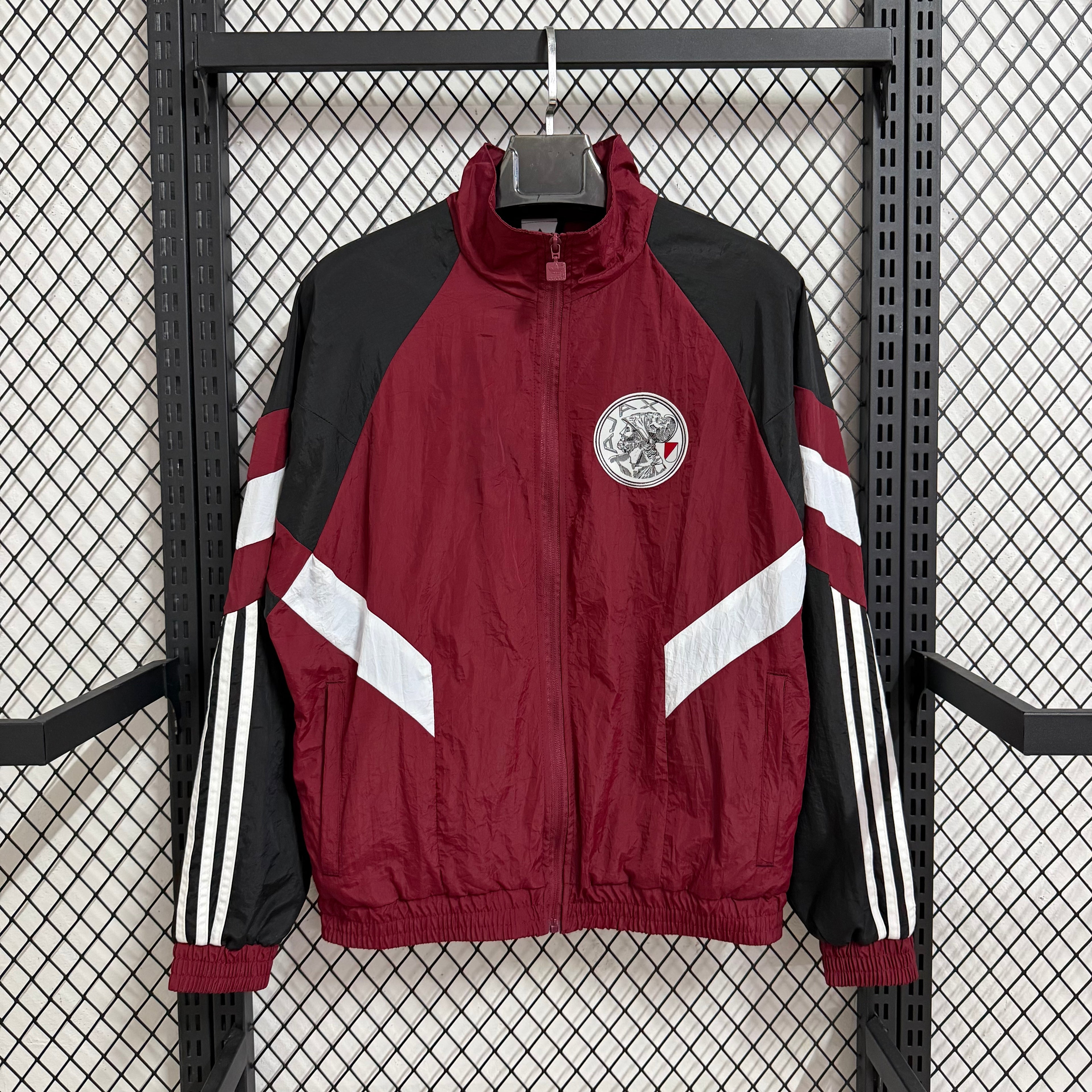 Cortavientos rojo del Ajax 2026-27