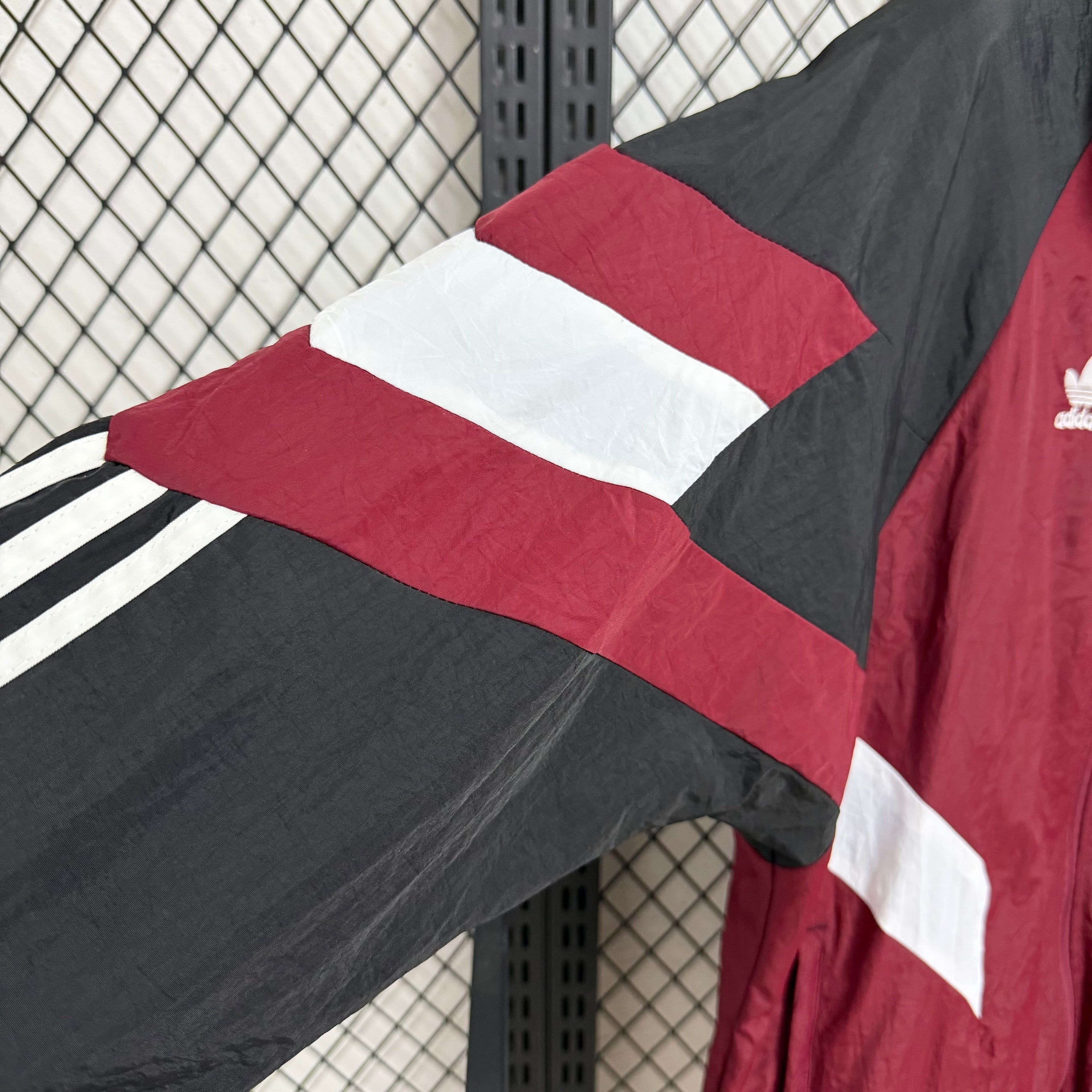 Cortavientos rojo del Ajax 2026-27