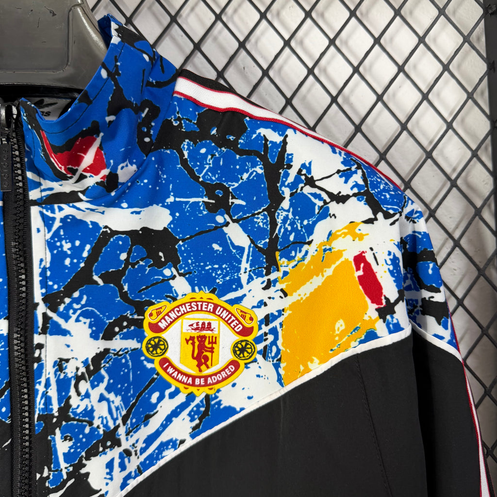 Cortavientos 2026-27 Manchester United colaboración Stone Rose Band